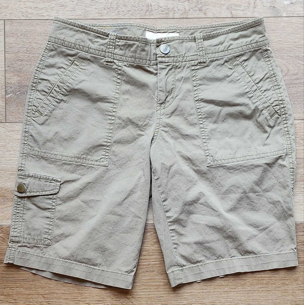 Old Navy Womens Size 2 Bermuda Cargo Short Zip & Snap Fly Cotton Pockets Utility